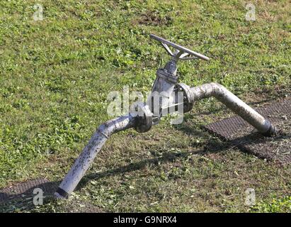 Big Iron valvola a saracinesca per la chiusura delle tubazioni in metano impianto di stoccaggio nella zona di attrezzature industriali Foto Stock