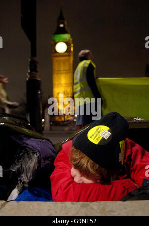 Francis Ballin partecipa a un sonno del Consiglio dei rifugiati in Parliament Square, nel centro di Londra. Foto Stock