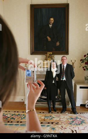 Presidente irlandese Mary McAleese incontra calciatori di polizia Foto Stock