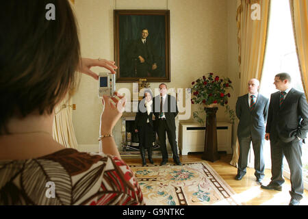 James Brannigan, calciatore e ufficiale di PSNI, con la moglie Mary, che ha la loro foto scattata di fronte ad un ritratto di Eamon De Valera, uno dei fondatori dello Stato, ad Aras An Uachtarain, Dublino. Foto Stock