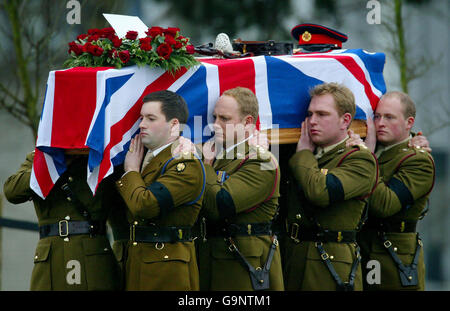 La bara del secondo tenente Jonathan Bracho-Cooke, 24, il centesimo membro britannico delle forze armate britanniche uccise nel conflitto in Iraq, arriva alla chiesa di San Giorgio a Hove, Sussex orientale, dove si svolgono i suoi funerali. Foto Stock