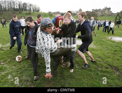 Una tradizionale partita di calcio del martedì di Shrove si svolge presso il castello di Alnwick. Foto Stock