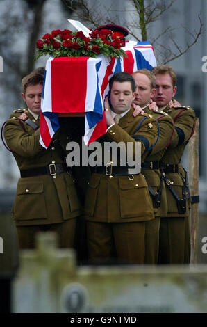 La bara del secondo tenente Jonathan Bracho-Cooke, 24, il centesimo membro britannico delle forze armate britanniche uccise nel conflitto in Iraq, arriva alla chiesa di San Giorgio a Hove, Sussex orientale, dove si svolgono i suoi funerali. Foto Stock