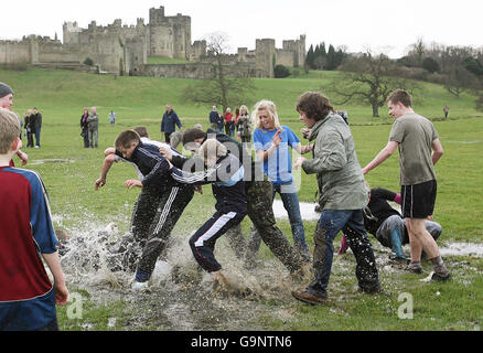 SOCIAL Pancakes. Al castello di Alnwick si svolge una tradizionale partita di calcio del martedì di Shrove. Foto Stock