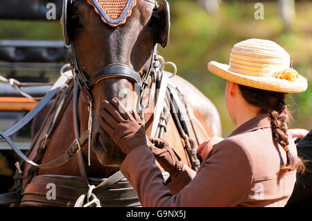 Donna con cavallo, cavallo Guida / cablaggio breastcollar, blinders Foto Stock