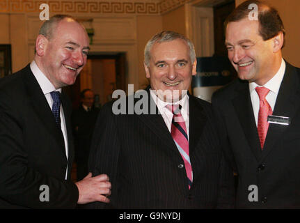 Mark Durkan (a sinistra), Taoiseach Bertie Ahern (al centro) e Brian Goggin, CEO della Bank of Ireland (a destra), lanciano il nuovo documento politico del partito alla Bank of Ireland on College Green, Dublino. Foto Stock