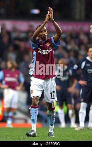 Calcio - fa Barclays Premiership - Aston Villa v West Ham United - Villa Park. Ashley Young di Aston Villa applaude il supporto domestico Foto Stock