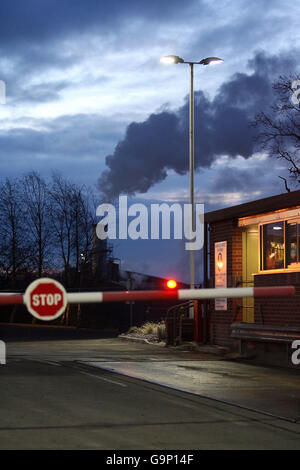 Vista generale dello stabilimento John PointOn and Sons di Cheddleton, Staffordshire. Alcuni dei volatili abbattuti della Bernard Mathews Farm di Suffolk che ha avuto un focolaio di influenza aviaria sono in fase di incenerimento presso la pianta. Foto Stock