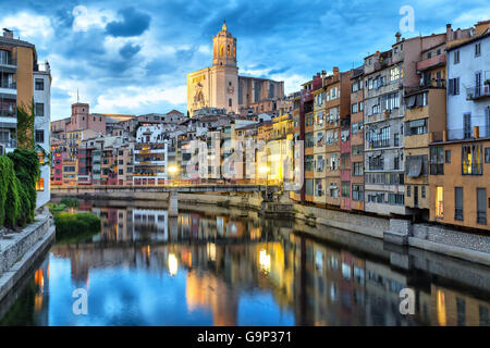 Cattedrale e case colorate sul lato del fiume Onyar in serata, Girona, Catalogna, Spagna Foto Stock