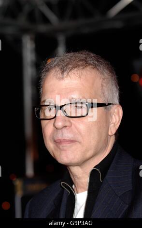 Il leggendario produttore di musica americano Tony Visconti durante una sessione di firma per il suo libro "Bowie, Bolan and the Brooklyn Boy", ad Harrods, nel centro di Londra. Foto Stock