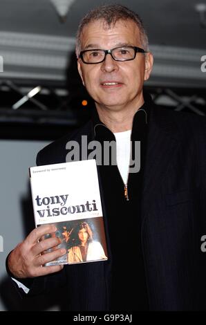 Il leggendario produttore di musica americano Tony Visconti durante una sessione di firma per il suo libro "Bowie, Bolan and the Brooklyn Boy", ad Harrods, nel centro di Londra. Foto Stock