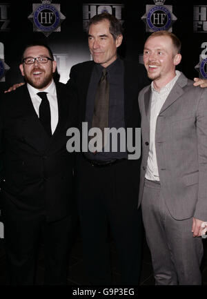 (Da sinistra a destra) Nick Frost, Timothy Dalton e Simon Pegg arrivano per la prima mondiale di Hot Fuzz, al Vue West End di Leicester Square, nel centro di Londra. Foto Stock