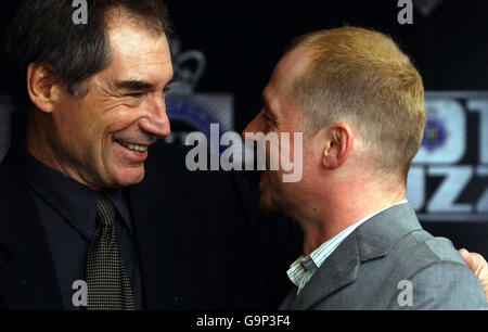 Timothy Dalton (a sinistra) e Simon Pegg arrivano per la prima mondiale di Hot Fuzz, presso il Vue West End a Leicester Square, nel centro di Londra. Foto Stock