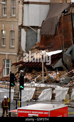 La scena di un edificio collassato a Whitechapel, a est di Londra. Foto Stock