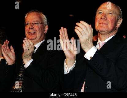 L'ex leader liberaldemocratico scozzese Jim Wallace (sinistra) e il leader del partito Sir Menzies Campbell durante un discorso dell'attuale leader scozzese Nicolo Stephen alla conferenza di primavera del partito al centro Aviemore di Aviemore, Scozia. A sinistra c'è Rosie, moglie di Wallace. Foto Stock