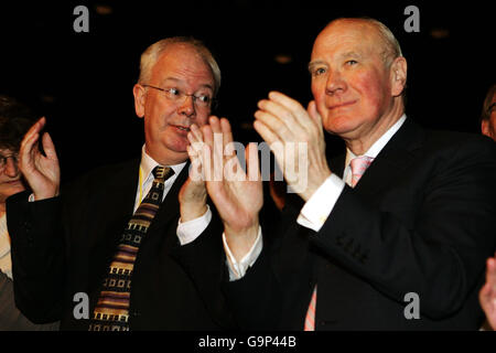 L'ex leader liberaldemocratico scozzese Jim Wallace (sinistra) e il leader del partito Sir Menzies Campbell durante un discorso dell'attuale leader scozzese Nicolo Stephen alla conferenza di primavera del partito al centro Aviemore di Aviemore, Scozia. A sinistra c'è Rosie, moglie di Wallace. Foto Stock