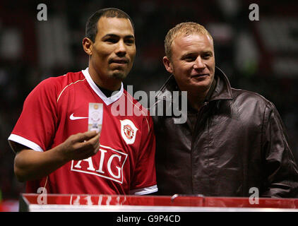 Il pugile messicano Jose Luis Castillo (a sinistra) e l'attore Steven Arnold (Ashley Peacock di ITV's Coronation Street) fanno il pareggio di mezza lotteria nella quinta partita della fa Cup tra Manchester United e Reading a Old Trafford, Manchester. Foto Stock