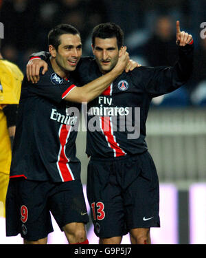 Calcio - Coppa UEFA - Round of 32 - seconda tappa - Parigi Saint Germain / AEK Atene - Parc des Princes. Pierre-Alain Frau di Parigi Saint Germain si congratula per aver segnato l'obiettivo di apertura del gioco con il compagno di squadra Pedro Pauleta Foto Stock