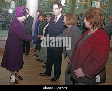 La Regina Elisabetta II della Gran Bretagna incontra Richard Desmond e sua moglie Janet, proprietario di Express Newspaper, mentre apre il Richard Desmond Children's Eye Center al Moorfields Eye Hospital di Londra. Foto Stock