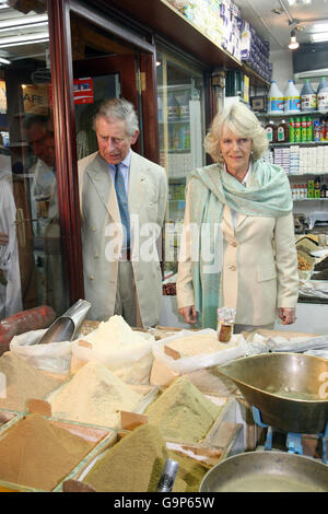 Il Principe del Galles e la Duchessa di Cornovaglia camminano attraverso un mercato tradizionale a Doha, Qatar, durante il loro tour del Medio Oriente. Foto Stock