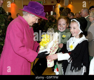 La Regina Elisabetta II della Gran Bretagna viene presentata con un bouquet di narcisi da (sinistra) Laura Wynne, 10, e (destra) Sarah Wynne, 8, per il giorno di San Davide durante una visita al 2° Battaglione il reggimento reale gallese presso la caserma del battaglione a Tidworth, Wiltshire. Foto Stock