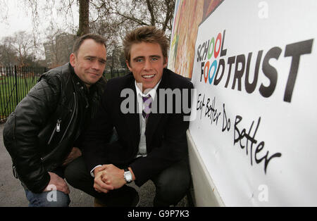 L'ex show per bambini della BBC, la star di Grange Hill Todd Carty, che ha giocato a Tucker Jenkins (a sinistra) e l'attuale membro del cast Chris Perry Metcalf, che gioca a Togger Johnson, lanciano la campagna Eat Better Do Better della School Food Trust nel centro di Londra. Foto Stock