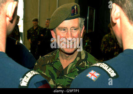 Il Principe del Galles, in uniforme come il colonnello-in-Capo delle Guardie gallesi, parla ai membri del team di guardie di ferro presso la fabbrica di metallo di Banja Luka in Bosnia. Foto Stock