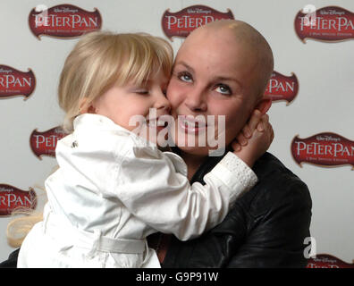 Gail Porter (a destra) e sua figlia Honey arrivano alla proiezione di gala dell'animazione di Walt Disney Peter Pan, tenuta per celebrare il suo restauro e l'arrivo su DVD Disney, all'Odeon West End a Leicester Square, Londra. Foto Stock