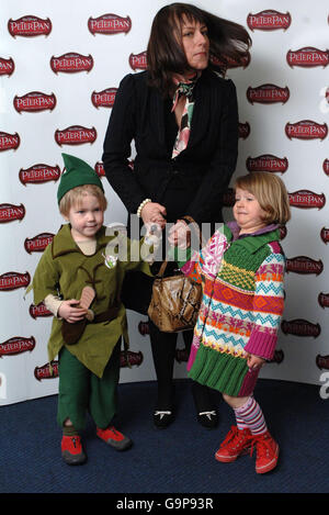 L'attrice Faye Ripley e i bambini non identificati arrivano alla proiezione di Gala dell'animazione di Walt Disney Peter Pan, che si tiene per celebrare il suo restauro e l'arrivo su Disney DVD, all'Odeon West End di Leicester Square, Londra. Foto Stock