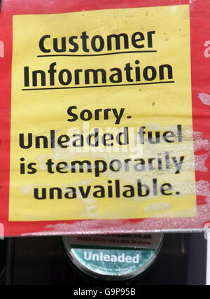 Un cartello con la scritta benzina senza piombo non è disponibile presso i Morrisons di Camden. Foto Stock