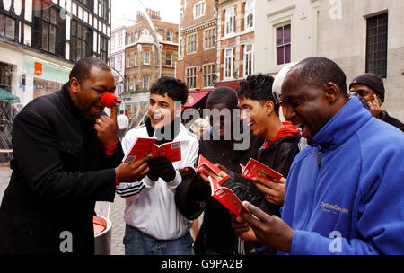 Lenny Henry dà una routine in piedi su Carnaby Street, Londra per lanciare il npower Book of Light, che presenta le 100 migliori bulbi di luce della nazione per Comic Relief. Foto Stock