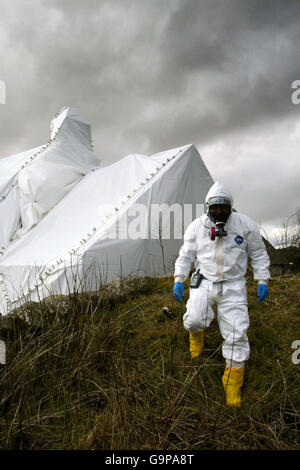 I lavori di decontaminazione iniziano presso la Village Hall di Smailholm, ai confini scozzesi, dopo l'individuazione delle spore antrace. Foto Stock
