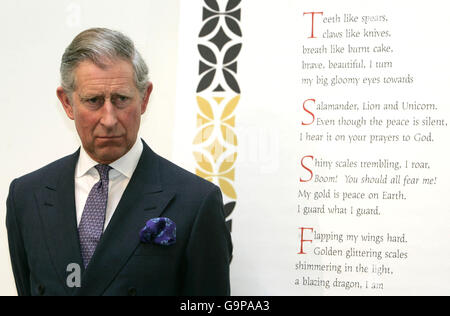 Il principe Charles visita il Palazzo di Hampton Court Foto Stock