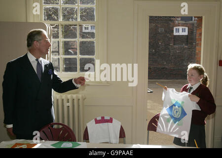 Il principe Charles visita il Palazzo di Hampton Court Foto Stock