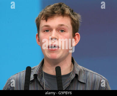 Senan MacAoidh dell'ala giovanile del Sinn Fein (Ogra) esorta i delegati a votare contro la mozione di polizia al partito straordinario Ard Fheis sulla polizia alla RDS di Dublino. Foto Stock