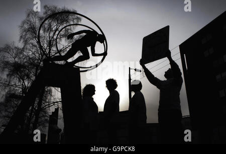 Membri del gruppo di pressione anti-Aberdeen bypass Road Sense protestano al di fuori del quartier generale Transport Scotland a Glasgow. Foto Stock