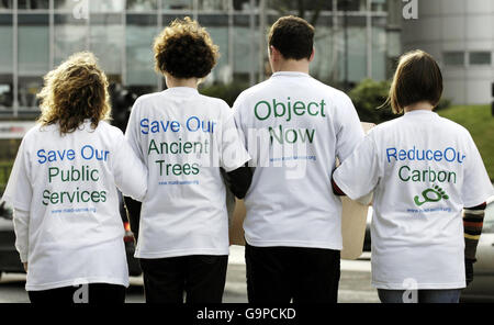 I manifestanti del gruppo di pressione di bypass anti-Aberdeen Road Sense, proteste al di fuori della sede centrale di Transport Scotland a Glasgow. Foto Stock