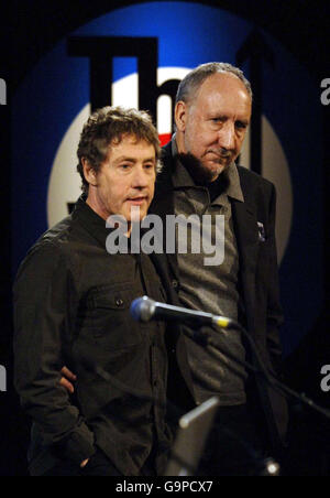 Pete Townshend e Roger Daltrey dell'OMS presso l'ospedale di Covent Garden, nel centro di Londra, dopo aver annunciato che avrebbero intrapreso un tour mondiale, a partire da Lisbona il 16 maggio 2007. I biglietti per il tour saranno in vendita lunedì 12 febbraio 2007. Foto Stock