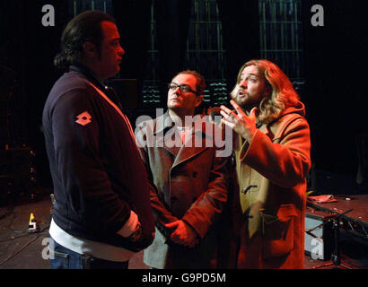 (Sinistra-destra) Alan Carr, attore Steven Seagal e Justin Lee Collins durante le riprese per il "The Friday Night Project" di Channel Four, al Wycombe Swan Theater di High Wycombe (data TX: Venerdì 9 febbraio 2007). Foto Stock