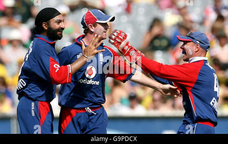 Il monesar inglese di Monty Panesar festeggia con Paul Collingwood e Paul Nixon dopo aver licenziato il capitano australiano Ricky Ponting durante la prima finale della Commonwealth Bank Series al MCG di Melbourne, Australia. Foto Stock