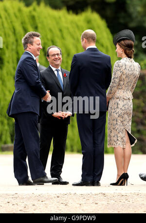 (Da sinistra a destra) il Primo Ministro David Cameron, il Presidente francese Francois Hollande e il Duca e la Duchessa di Cambridge, attendere per salutare gli ospiti durante la commemorazione del centenario della Battaglia delle Somme presso la Commissione delle tombe di guerra del Commonwealth Thiepval Memorial in Thiepval, Francia, dove 70.000 British and Commonwealth soldati con noto alcun grave sono commemorati. Foto Stock