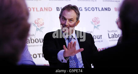 Il primo ministro Tony Blair visita Glasgow City Halls per incontrare attivisti e attivisti del partito laburista. Foto Stock