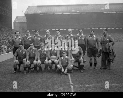 Gruppo di squadra del Galles. (Riga posteriore l-r) Ken Jones, Des Jones, Bill Tamplin, Les Manfield, L Anthony, Gwynfor Evans, Ossie Williams, Cliff Davies e W Faull (Giudice Touch). (Prima fila l-r) F Trott, Jack Matthews, Billy Cleaver, Haydn Tanner (Capitano), Breddyn Williams, M James, Glyn Davies (seduto) Foto Stock