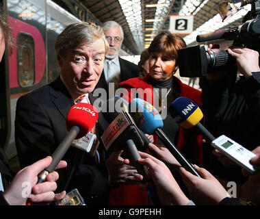 Il Ministro degli Affari sociali e familiari Seamus Brennan parla alla stampa della stazione di Dublino Connolly per annunciare il nuovo regime di libero viaggio per i pensionati in Irlanda. Foto Stock