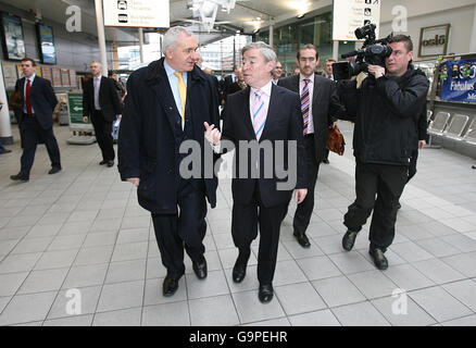 Taoiseach Bertie Ahern TD (sinistra) e il Ministro degli Affari sociali e della Famiglia Seamus Brennan (destra) si incontrano nella stazione di Dublino Connolly per annunciare il nuovo programma di viaggi gratuiti per i pensionati in Irlanda. Foto Stock