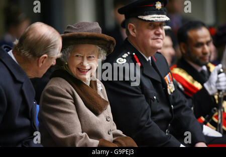 Il principe britannico Philip, il duca di Edimburgo (a sinistra) e la regina Elisabetta II con il commissario per il fuoco Sir Ken Knight (a destra) durante una visita alla stazione dei vigili del fuoco di Millwall nei docklands di Londra. Foto Stock