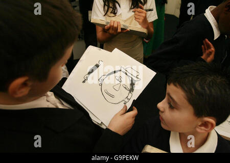 I bambini della Manor Primary School di Stratford disegnano ritratti della Regina Elisabetta II sotto la guida dell'artista Rolf Harris, durante una visita di sua Maestà all'Università di East London. Foto Stock