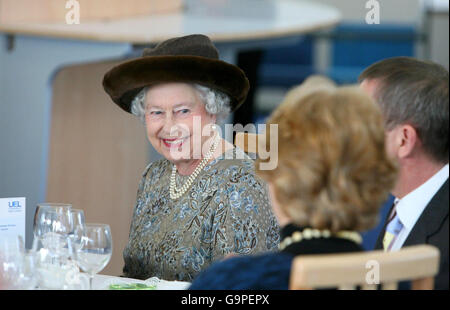 La Regina Elisabetta II della Gran Bretagna sorride dopo un pranzo durante una visita all'Università di Londra Est a Londra Est. Foto Stock