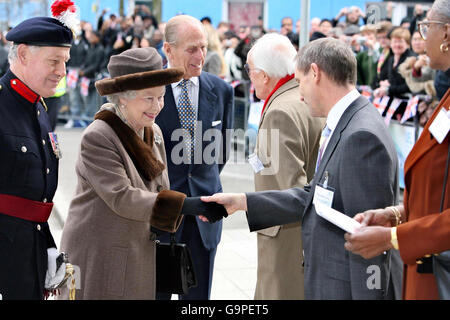 La regina Elisabetta II e il duca di Edimburgo arrivano all'Università di East London, nella zona est di Londra. Foto Stock