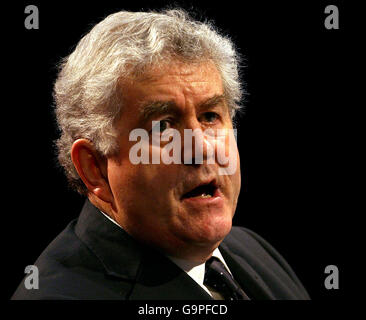 Il primo ministro del Galles, Rhodri Morgan, ha pronunciato il discorso di chiusura alla Conferenza del Partito laburista gallese a Venue Cymru a Llandudno, Galles. Foto Stock